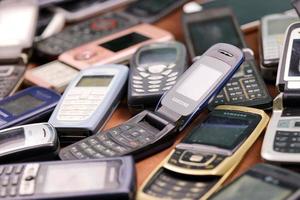 kharkiv, ukraina - december 16, 2021 några gammal Begagnade föråldrad mobil telefoner från 90-2000-tal period. återvinning elektronik i de marknadsföra foto