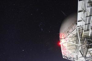 radio teleskop natt himmel foto