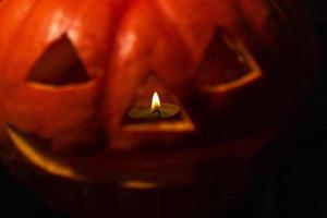 halloween, en brinnande ljus inuti en pumpa. festlig lykta. selektiv fokus. foto