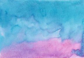 vattenfärg djup blå, rosa och lila bakgrund textur. fläckar på papper, hand målad. skön konstnärlig vattenfärg ombre tapet. foto
