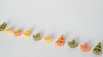 rå pasta med blandad former och färger foto