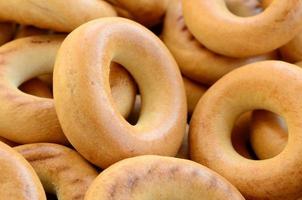 närbild Foto av färsk gul bagels. en populär snäll av mjöl Produkter. ett av de traditionell ryska behandlar för te