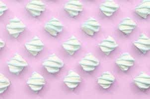 färgrik marshmallow lagd ut på rosa papper bakgrund foto