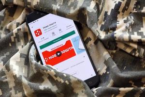 ternopil, ukraina - april 24, 2022 nova poshta app på samsung smartphone skärm på spela Lagra, service för leverans din skiften i ukraina foto