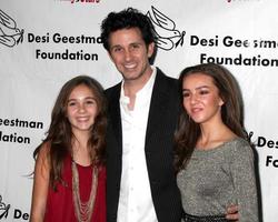 los angeles, okt 9 - haley pullos, ronnie marmo, lexi ainsworth ankommer på de kväll med de stjärnor 2010 fördel för de desi geestman fundament på jordbrukare s marknadsföra teater på oktober 9, 2010 i los angeles, ca foto