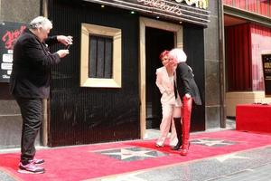 los angeles, apr 11 - harvey fierstein, sharon osbourne, cyndi lauper på de harvey fierstein och cyndi lauper hollywood promenad av berömmelse ceremoni på de byxor teater på april 11, 2016 i los angeles, ca foto