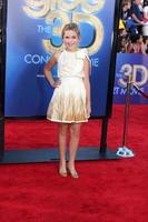 los angeles, aug 6 - kiernan shipka anländer på de glädje de 3d konsert film på regency by teater på augusti 6, 2011 i Westwood, ca foto