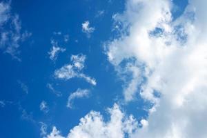 skön moln på blå himmel bakgrund foto