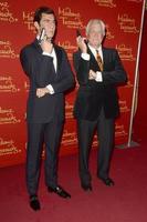 los angeles, dec 15 - george lazenby, med de george lazenby vax figur på de madame tussauds hollywood avslöjar Allt sex James obligationer i vax på de tcl kinesisk teater på december 15, 2015 i los angeles, ca foto