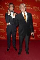 los angeles, dec 15 - george lazenby, med de george lazenby vax figur på de madame tussauds hollywood avslöjar Allt sex James obligationer i vax på de tcl kinesisk teater på december 15, 2015 i los angeles, ca foto