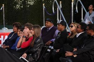 los angeles, jan 26 - katherine Jackson, filt Jackson, prins Jackson, paris Jackson på de michael Jackson förevigad handavtryck och fotavtryck ceremoni på graumans kinesisk teater på januari 26, 2012 i los angeles, ca foto