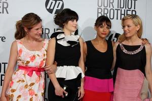 los angeles, aug 16 - kathryn hahn, zooey deschanel, rashida jones, och Elizabeth banker anländer på de vår idiot bror premiär på biograf kupol bågljus teatrar på augusti 16, 2011 i los angeles, ca foto