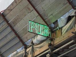 grön neon ljus pub tecken foto
