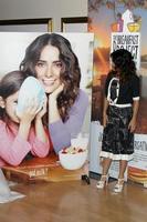 los angeles, feb 24 - salma hayek lag upp med nationell mjölk mustasch fick mjölk kampanj till lansera de frukost projekt på de l ermitage beverly kullar hotell på februari 24, 2012 i beverly kullar, ca foto