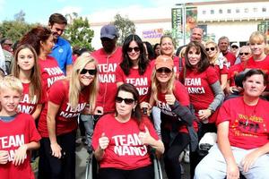 los angeles, okt 16 - reese mansked, vän, nanci ryder, artighet cox, renee zellweger, kate linder på de als förening gyllene väst kapitel los angeles grevskap promenad till nederlag als på de utläggning parkera på oktober 16, 2016 i los angeles, ca foto