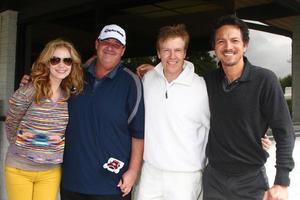 los angeles, apr 15 - Ashley jones, brian baumgartner, domkraft wagner, benjamin bratt på de domkraft wagner kändis golf turnering gynnas de leukemi och lymfom samhälle på de sjön golf klubb på april 15, 2013 i toluca sjö, ca foto