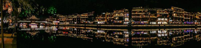 landskap se i de natt av Huang gammal stad .fågel Fenix gammal stad eller Huang grevskap är en grevskap av hunan provins, Kina foto