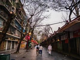 shantou.china-01 april 2018.obekant kinesisk senior människor gående på huaqiao xin cun gående gata på shantou stad i tidigt morgon.shantou stad av teochew människor i guangdong provins Kina foto