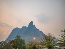 landskap se i de morgon- av pha nok khao berg i phu kradueng distrikt loei stad thailand.phu kradueng nationell parkera de känd berg i thailand foto