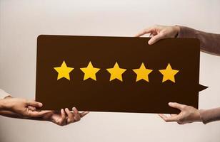 kund erfarenhet begrepp. Lycklig klient ger fem stjärna betyg recension på en enorm Tal bubbla. skicka respons till de varumärke foto