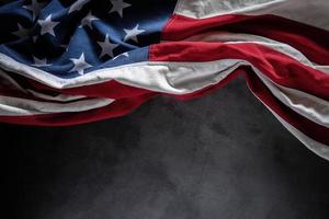 USA flagga liggande på cement bakgrund. amerikan symbolisk. 4:e av juli eller minnesmärke dag av förenad stater. kopia Plats för text foto