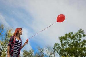 röd ballong och rödhårig flicka. foto