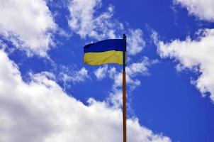 ukrainska flagga mot de blå himmel med moln. de officiell flagga av de ukrainska stat inkluderar gul och blå färger foto