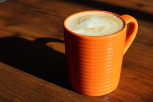 närbild av en orange kaffemugg foto