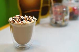 färsk cappuccino med zephyr garnering foto