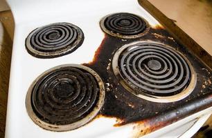 uppvärmning element bränt ut på de spis i de gammal kök. foto
