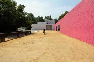 arquitectura de luis barragan, chico vestido de neger foto