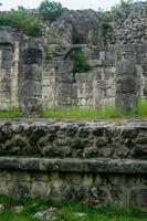 mayan pyramider i Mexiko, sten konstruktion, omgiven förbi vegetation, djup djungel foto