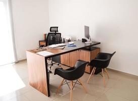 modern designer skrivbord för kontor, företag och kreativ utrymmen, trä- skrivbord i svart Färg med lagring lådor. foto