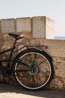 berg cykel lutande mot en vägg. vertikal bild. foto