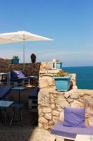 restaurang med sommar terrass och hav vyer. vertikal bild. foto