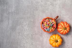 Lycklig halloween dag med spöke godis, pumpa, skål och dekorativ. lura eller hot, Hej oktober, falla höst, festlig, fest och Semester begrepp foto