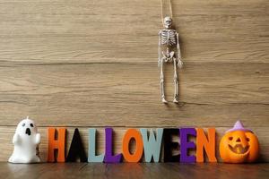 Lycklig halloween dag med spöke, pumpa, skål och dekorativ. lura eller hot, Hej oktober, falla höst, festlig, fest och Semester begrepp foto