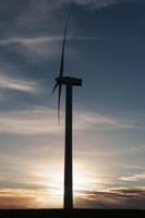 vindkraftverk i solnedgången