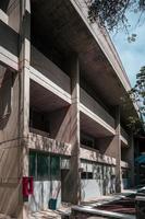 modern betong arkitektur cement byggnad brutalist , trappa av ett institution eller skola, foto