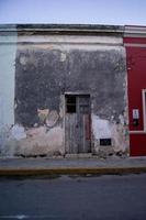 gammal, övergiven byggnad i stadens centrum guadalajara, Mexiko, kolonial arkitektur foto
