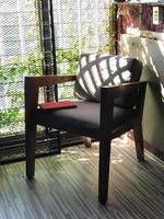 fåtölj, stol, enskild soffa, fast naturlig trä strukturera, sittplats och tillbaka i tyg foto