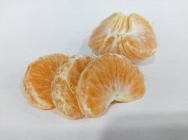 Foto av färsk apelsiner på vit bakgrund isolerat på vit