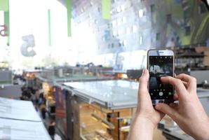 rotterdam, Nederländerna, 2019 - person tar en smartphone Foto i en mat domstol
