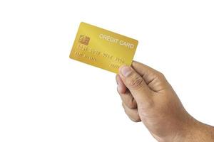 närbild hand av asiatisk man innehav gul guld kreditera kort i hans hand. isolerat på vit bakgrund. begrepp av finansiera, handel, kommunikation, social, teknologi, företag foto