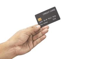 närbild hand av asiatisk man innehav svart kreditera kort i hans hand. isolerat på vit bakgrund. begrepp av finansiera, handel, kommunikation, social, teknologi, företag foto