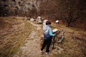 barn på turold science trail, mikulov, tjeckien lär sig typer av stenraser. foto