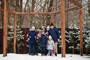 familj med danmarksflaggor utomhus på vintern. resa till skandinaviska länder. lyckligaste danskarnas . foto