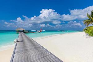 maldiverna ö strand. tropisk resa landskap av sommar landskap, vit sand med handflatan träd. lyx resa semester destination. exotisk strand landskap, vatten villa, brygga och sjöflygplan med båtar foto