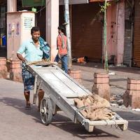 old Delhi, Indien, 15 april 2022 - oidentifierad grupp män som går på gatorna i gamla Delhi, gatufotografering av chandni chowk-marknaden i gamla Delhi under morgontid, gammal delhi gatufotografering foto