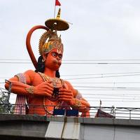 stor staty av herre hanuman nära de delhi metro bro belägen nära karol bagh, delhi, Indien, herre hanuman stor staty rörande himmel foto